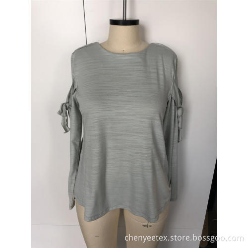 A round collar makes long sleeves look thinner